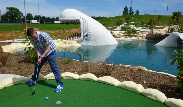 Richard Gottfried playing minigolf